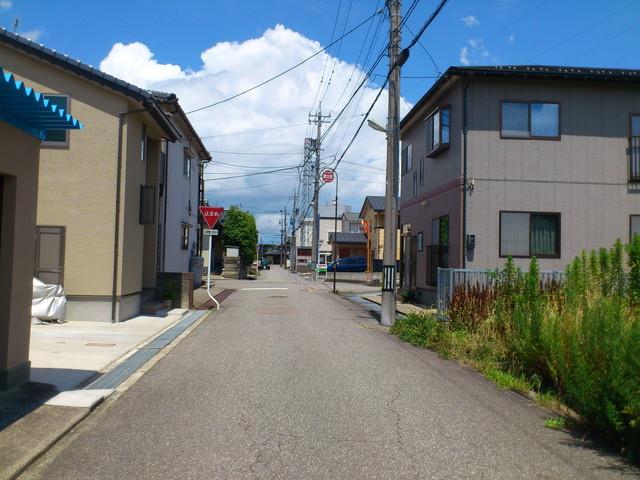 Local photos, including front road. Frontal road