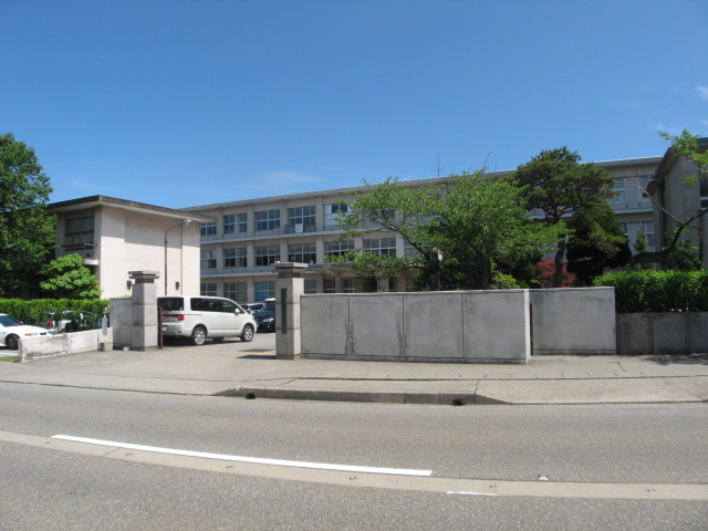 high school ・ College. Ishikawa Prefectural Kanazawa Nishikioka High School (High School ・ NCT) to 623m