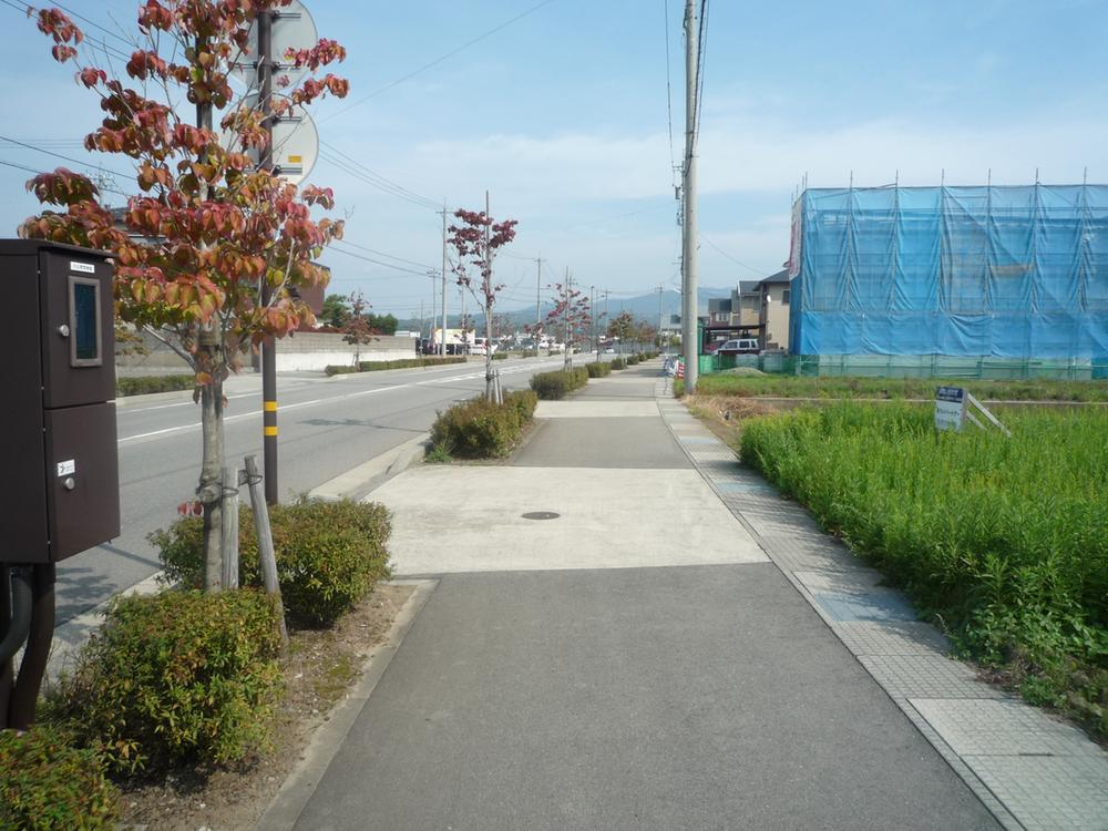 Local photos, including front road. Spacious with sidewalk