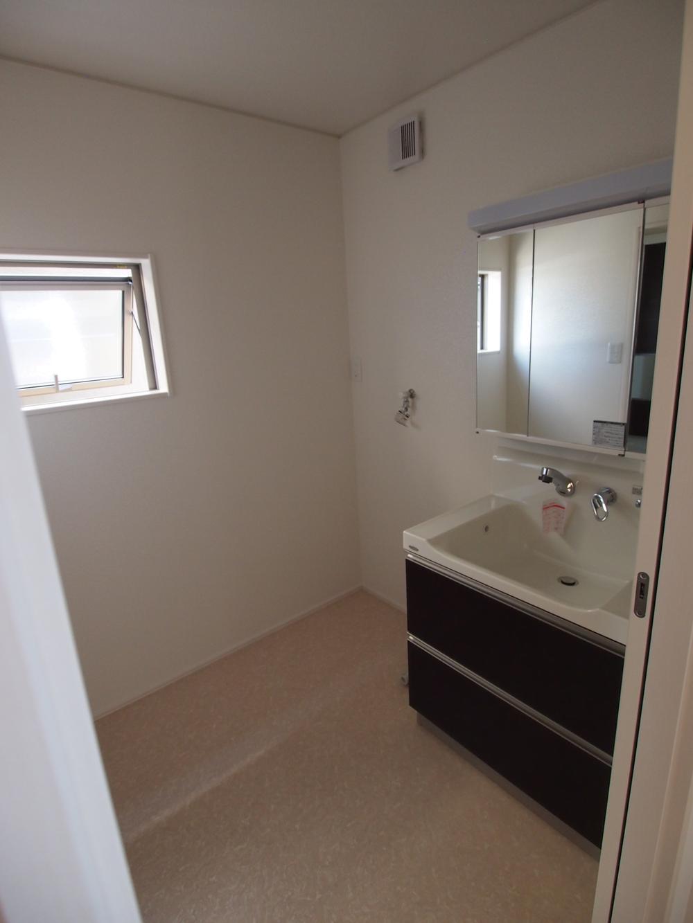 Wash basin, toilet. Room (August 2013) Shooting