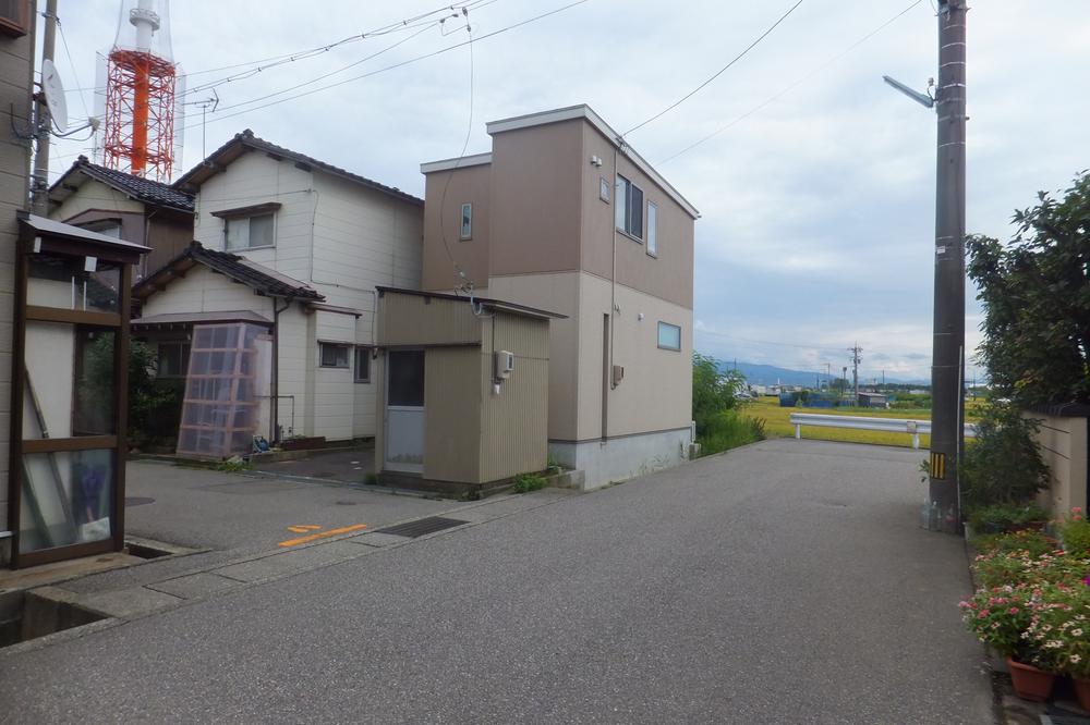 Local photos, including front road. From the northeast direction