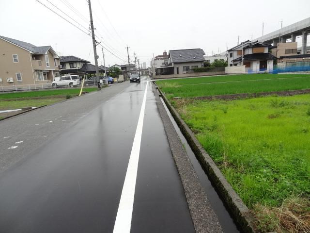 Local photos, including front road. Frontal road