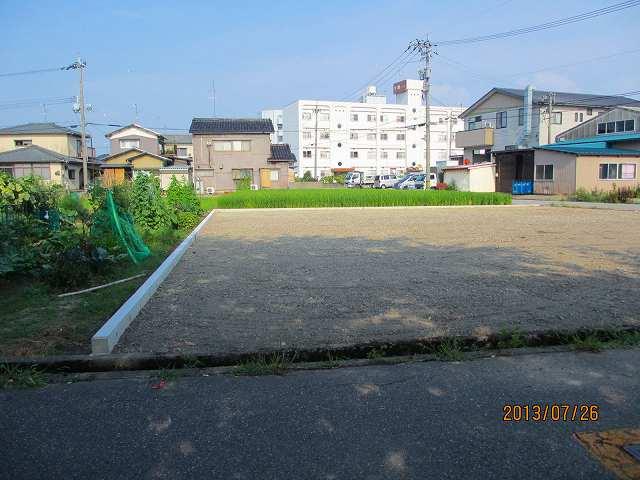 Local land photo. A quiet residential area along the river