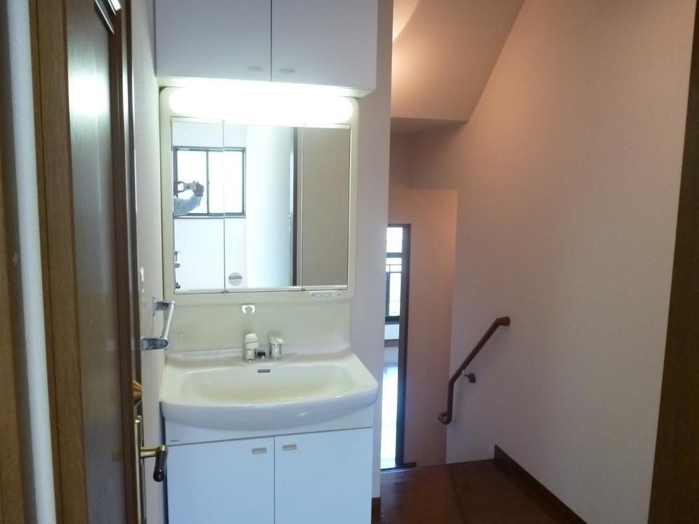 Wash basin, toilet. Second floor