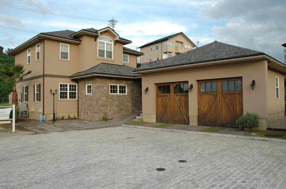 Local appearance photo. 2 garage of American style