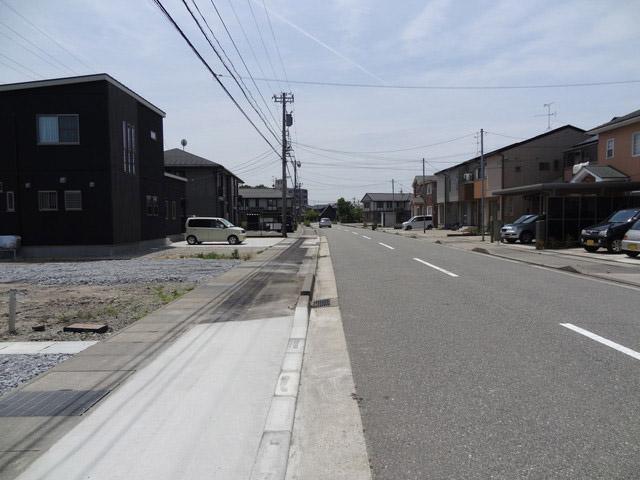 Local photos, including front road. Frontal road