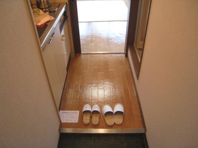 Entrance. 601, Room