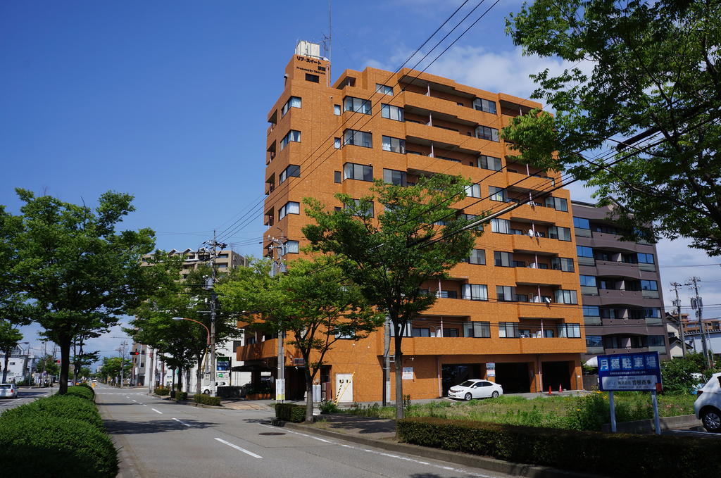 Building appearance. Ekinishihon-cho 3-chome intersection buckwheat