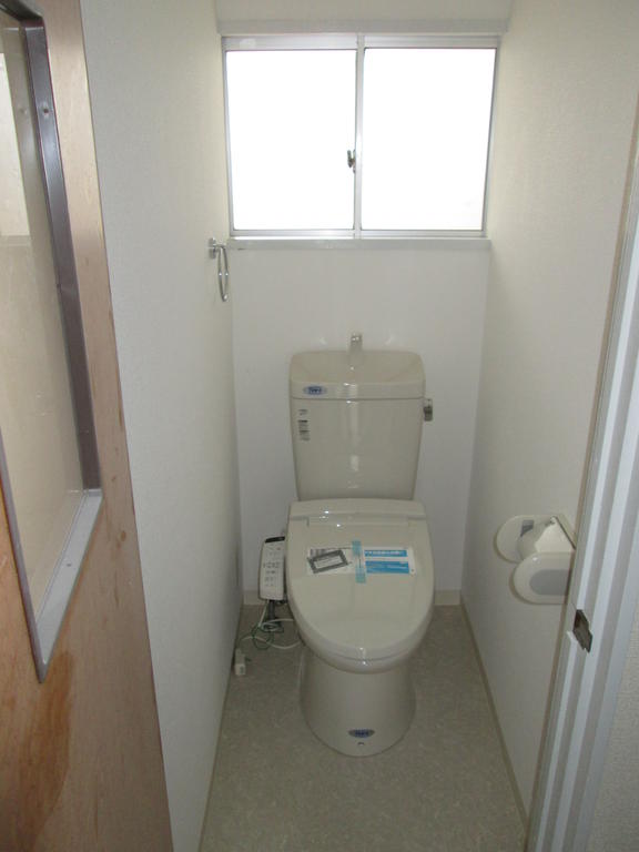 Toilet. The entire renovation to the Western-style of warm water cleaning toilet seat from the Japanese style