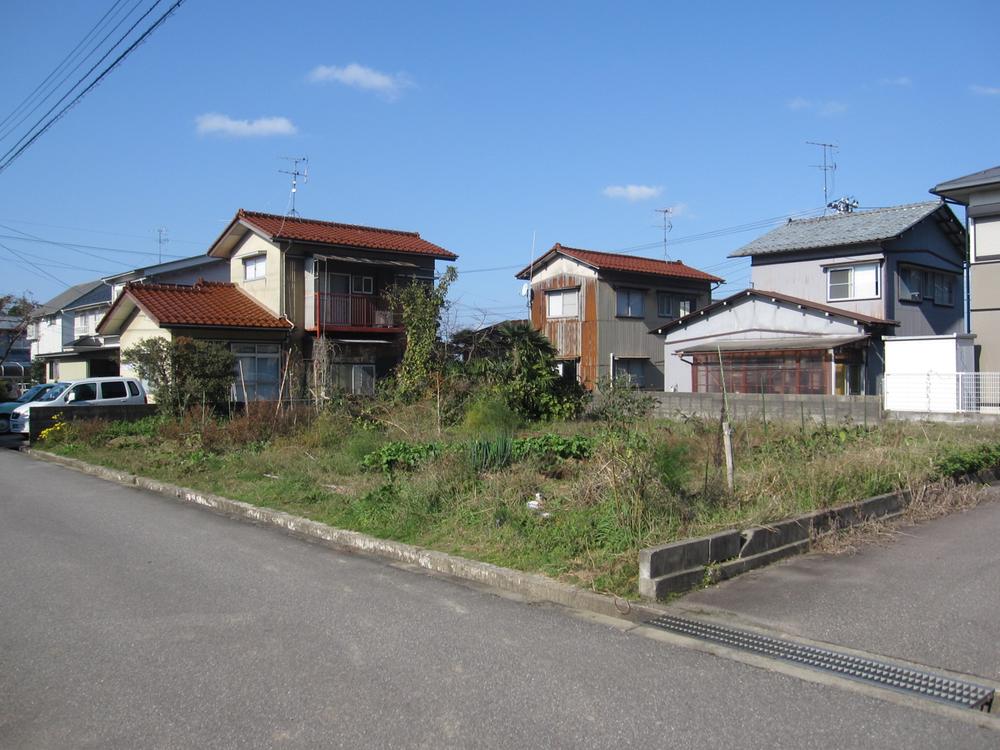 Local photos, including front road. Local (11 May 2010) Shooting