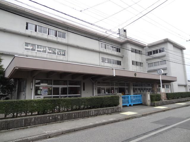 Local photos, including front road. Oshino elementary school