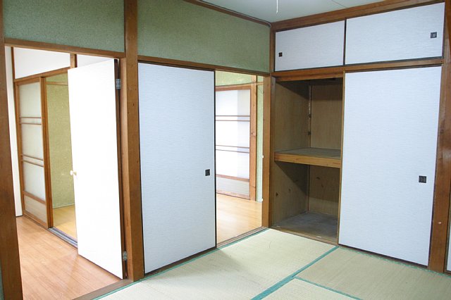 Living and room. There is also a Japanese-style room. Western style roomese and freely