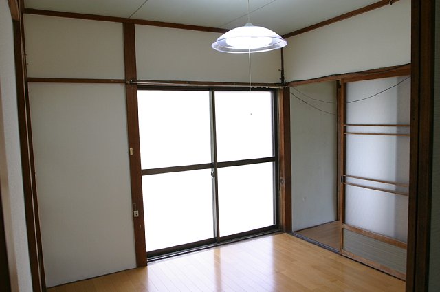 Living and room. Not only Japanese-style room, There is also a Western-style.