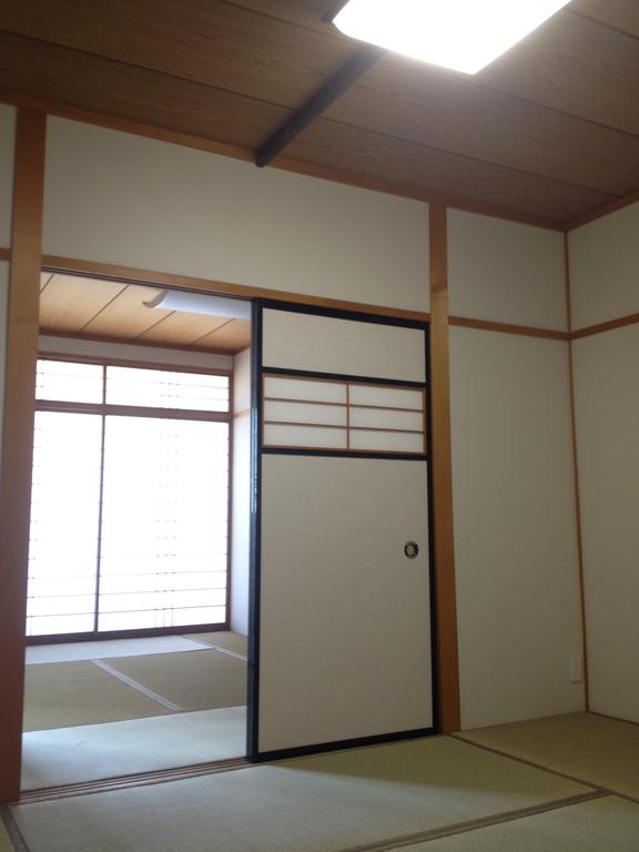 Living and room. Japanese-style room (with a solarium in the back)