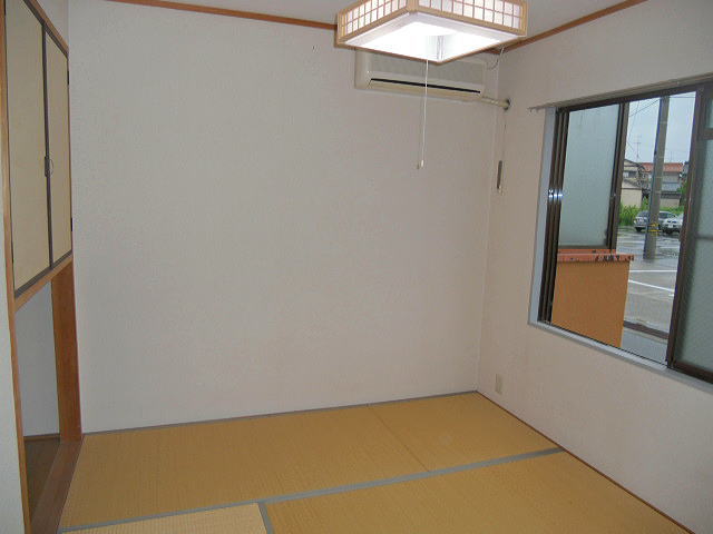 Living and room. 4.5 Pledge, It is southeast facing Japanese-style room.