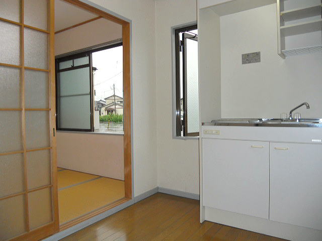 Kitchen. In Japanese-style door sliding door, Do not take the space.