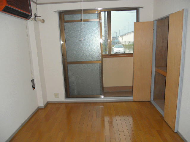 Living and room. Photo back of the veranda will lead to Japanese-style room.