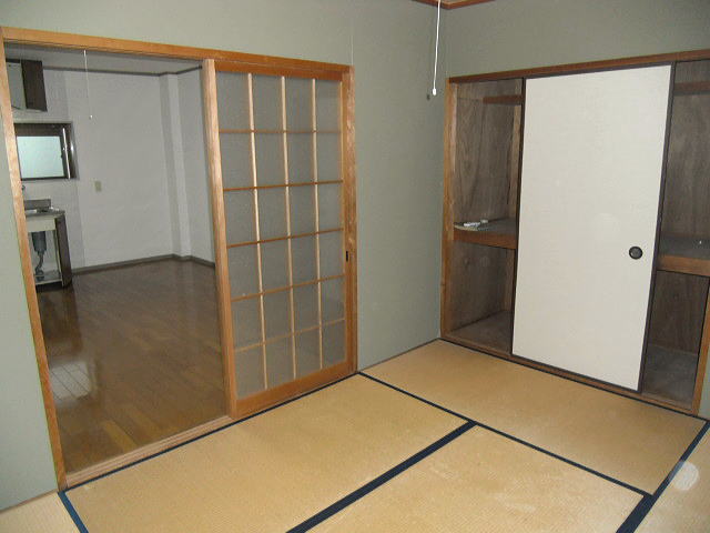 Living and room. Because between the Western-style room is a storage, Sound between the room is difficult to be transmitted.