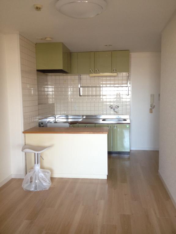 Living and room. Yes counter shelves ・ Stylish chair is a gift