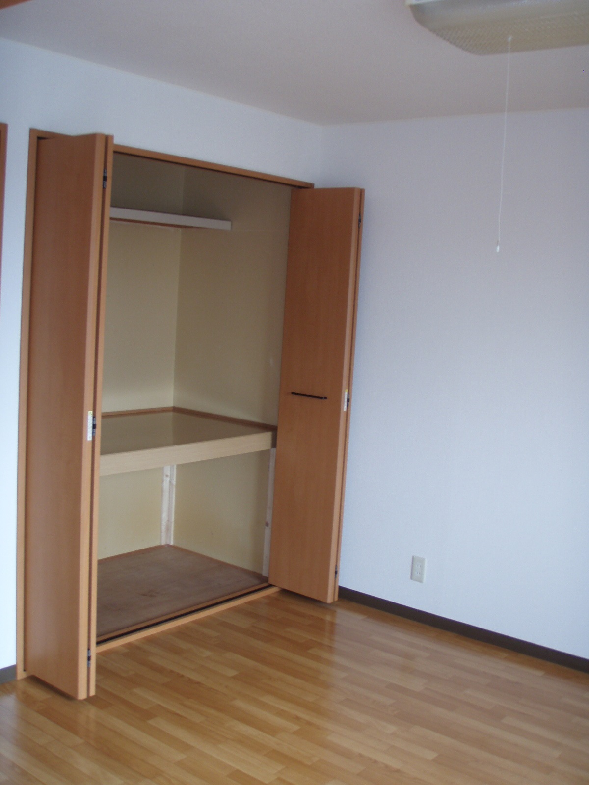 Living and room. Closet on the left side of Western-style room is big