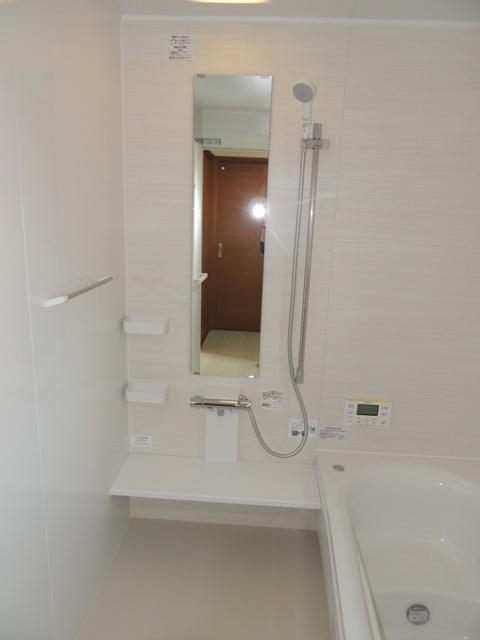 Bathroom. TOTO made 1 pyeong type of comfortable floor from the moment you enter.
