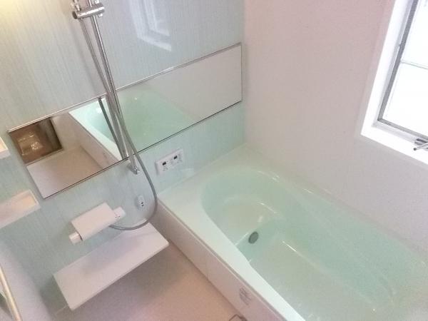 Bathroom. Spacious 1 square meters in the bath is refreshing color to heal tired