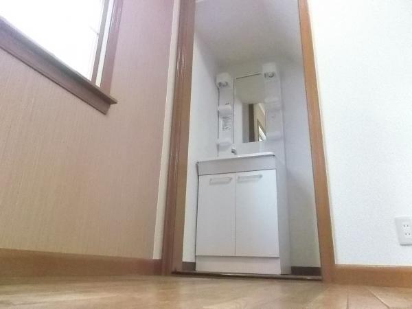 Wash basin, toilet. Also wash basin on the second floor ・ ・ ・