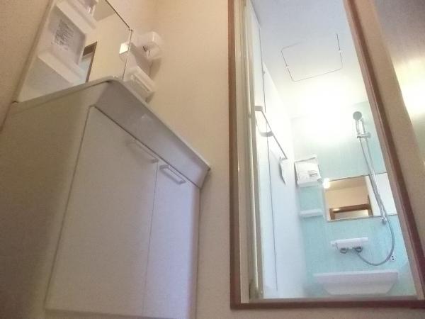 Wash basin, toilet. 2F washbasin. Back is it is also safe is the bathroom woman