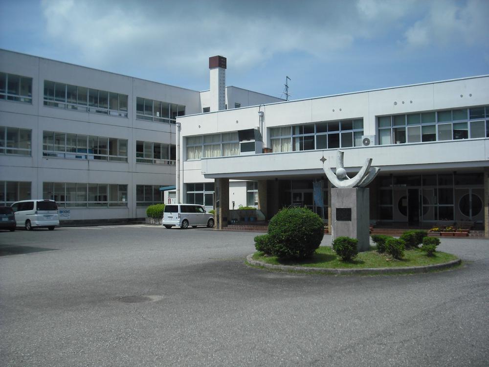 Primary school. Nanao Municipal Notojima to elementary school 1270m