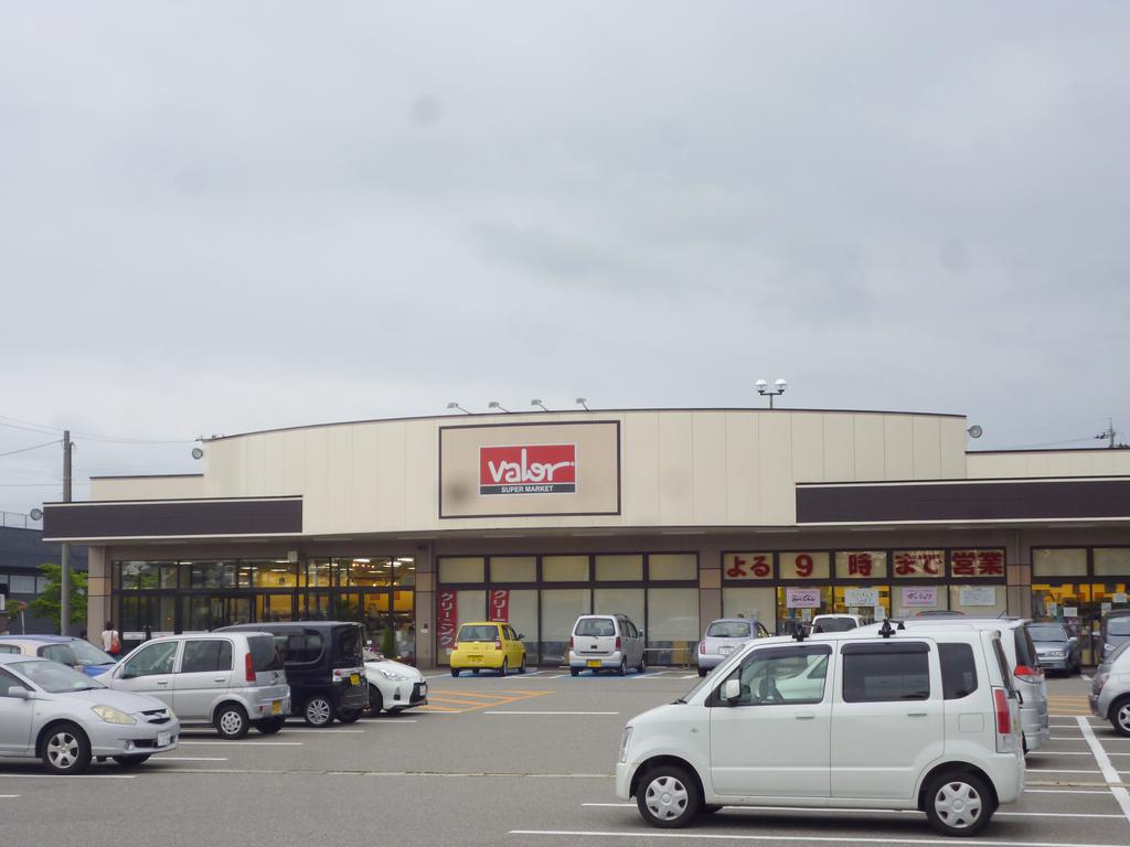 Supermarket. 625m to Barrow Shinjo store (Super)