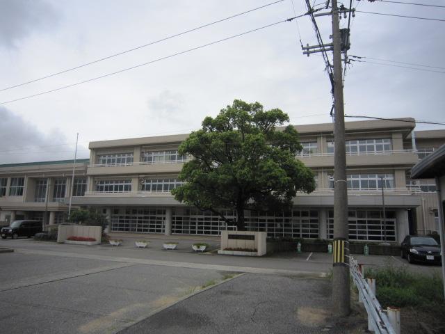 Primary school. 1335m until nonoichi Tatsutomi yang Elementary School