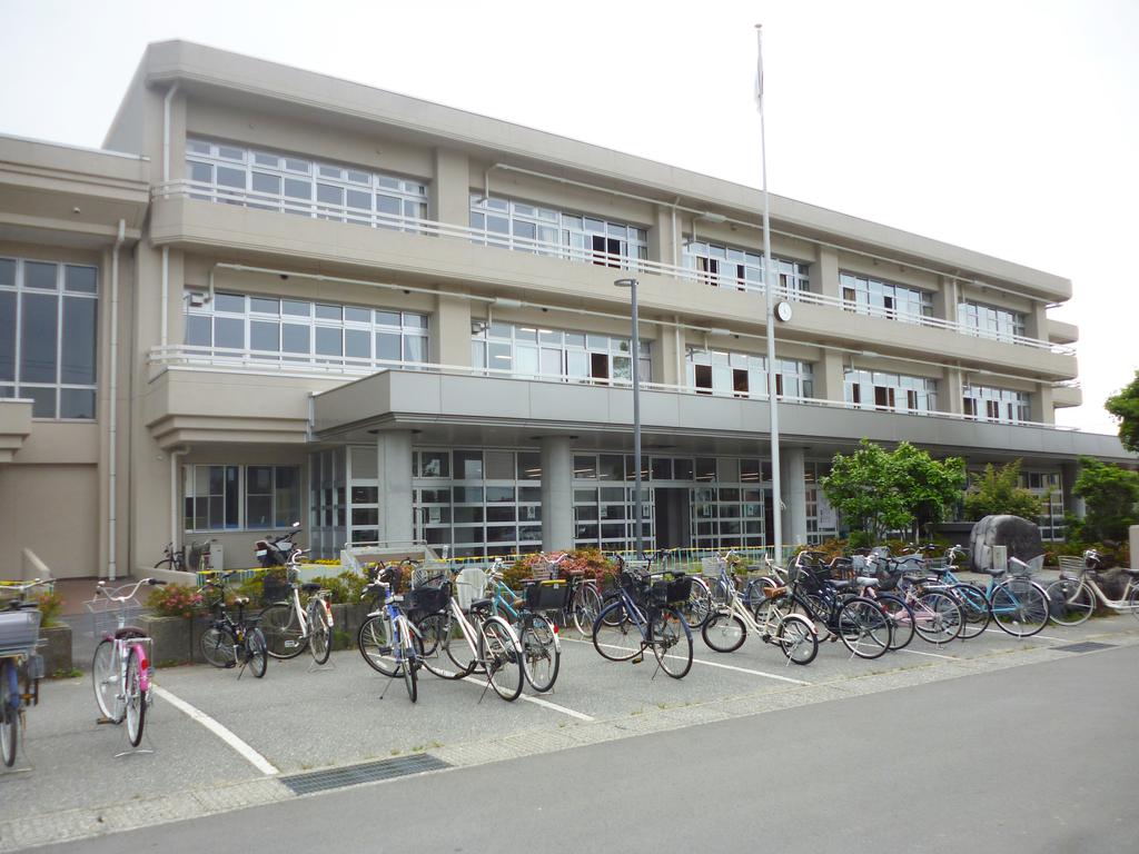 Primary school. 1047m to Nonoichi-machi Tatsutomi positive elementary school (elementary school)
