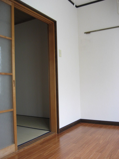 Other room space. Western-style room is can also be used as a bedroom and solarium.