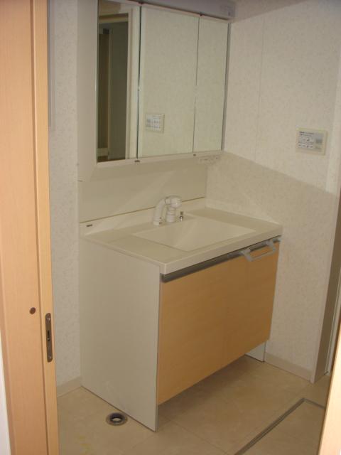 Wash basin, toilet. Indoor (12 May 2013) Shooting