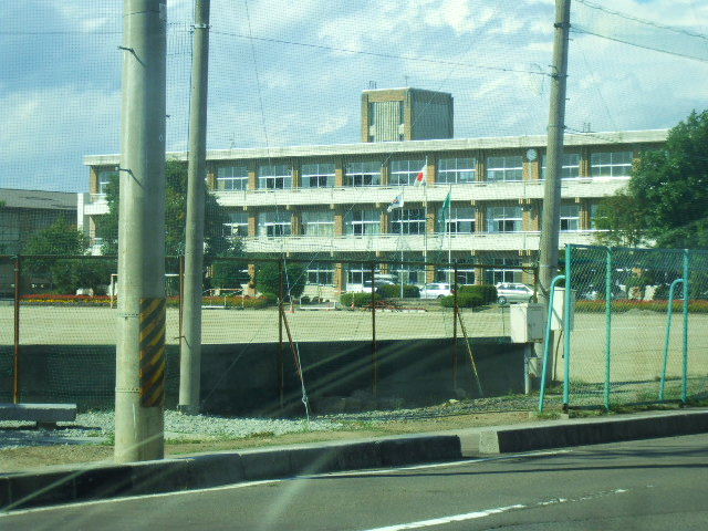 Junior high school. 2600m to municipal Miyano first junior high school (junior high school)