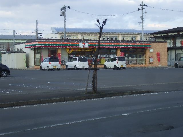 Convenience store. Seven-Eleven (convenience store) to 400m