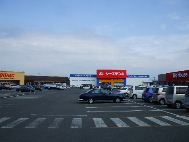 Shopping centre. 500m to XYZ (shopping center)