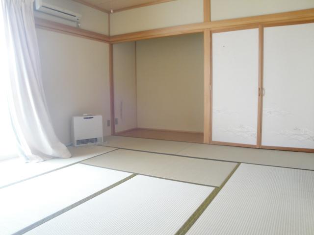 Other introspection. Interior, It is the state of the Japanese-style room. Day ・ Ventilation is also good.
