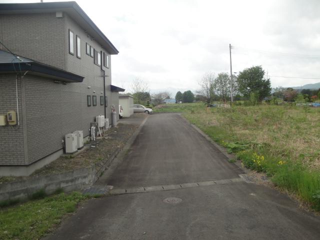 Local photos, including front road. It is the state of the front road.