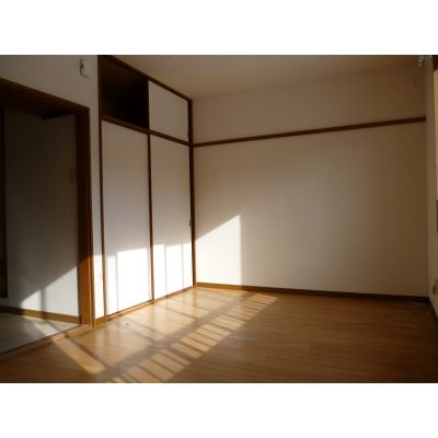 Other room space. Peripheral is accustomed to rest slowly in a quiet residential area.