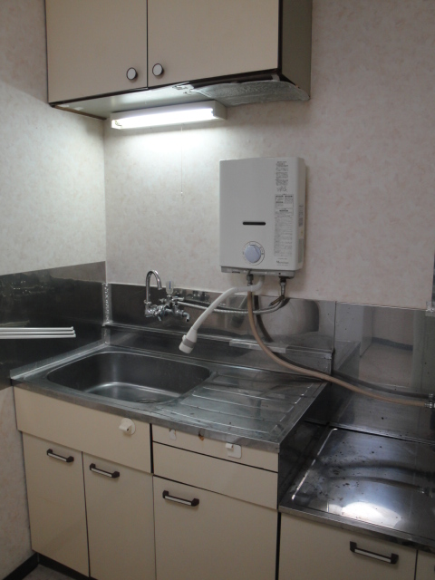 Kitchen. With instantaneous water heater! It is sufficient space to living alone!