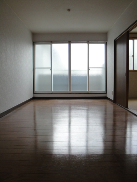 Living and room. 8 tatami mats are reserved, Can you use it as a living.