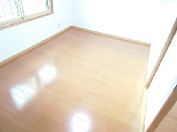 Non-living room. It has been changed from the Japanese-style rooms to Western-style!