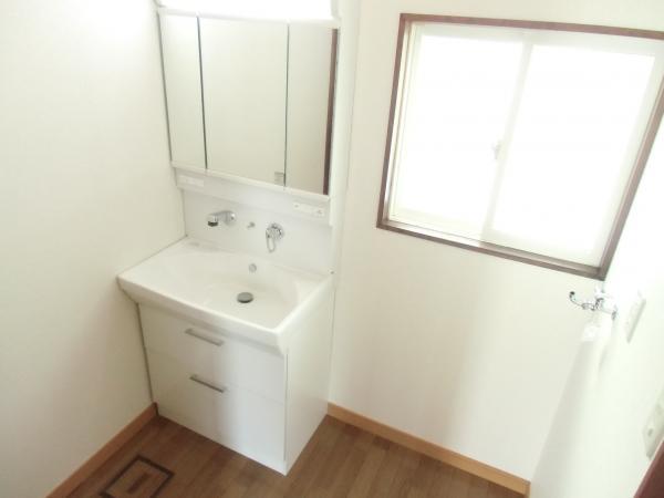 Wash basin, toilet. Asahieito is a new wash basin!