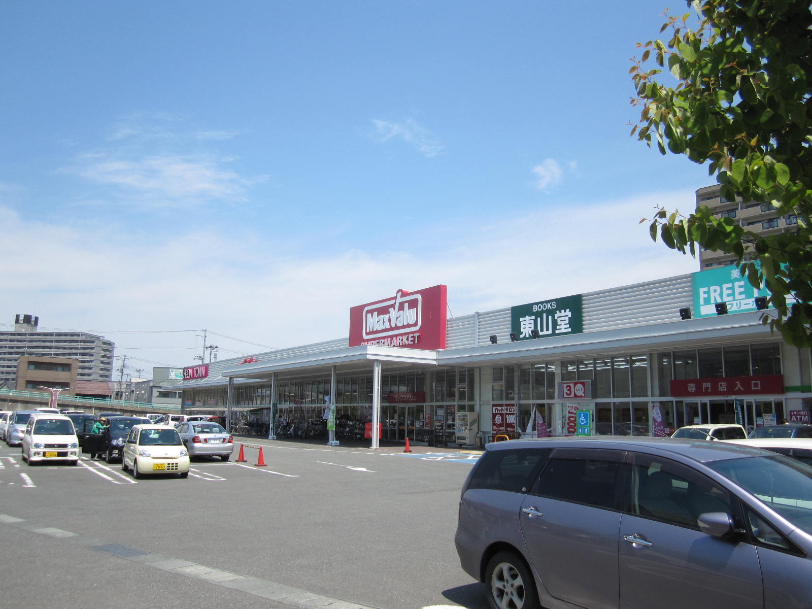 Supermarket. Maxvalu Moriokaeki Maekitadori store up to (super) 725m