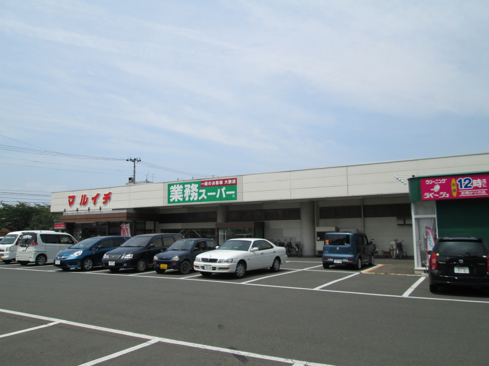 Supermarket. 460m to supermarket Maruichi Higashianiwa store (Super)