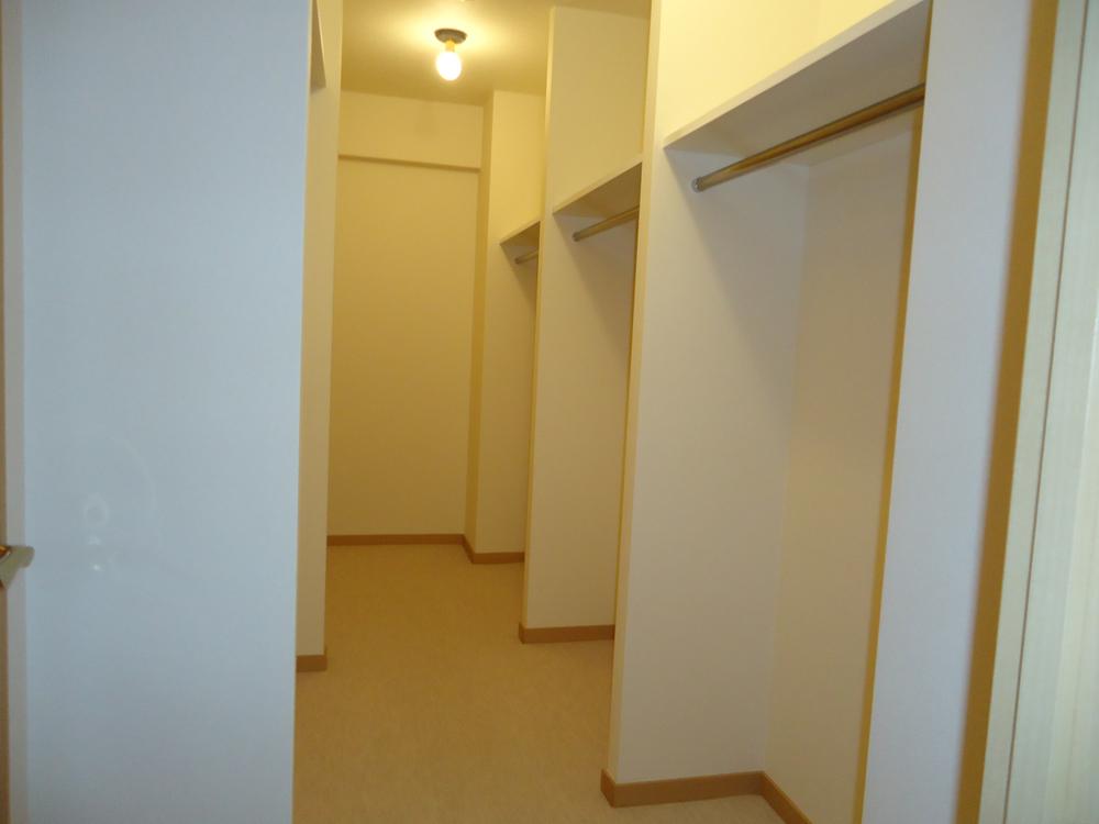 Receipt. Large walk-in closet is not quite this much You can enter and exit from both the master bedroom and hallway