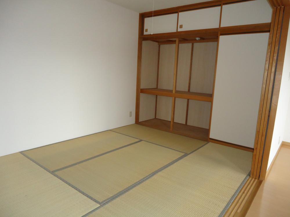 Non-living room. It is also possible to use widely integrated open since the mid-Japanese-style room type