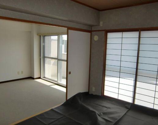 Non-living room. Japanese-style room is a balcony side