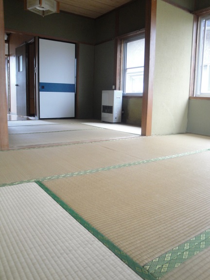 Living and room. Japanese-style room is there between two.